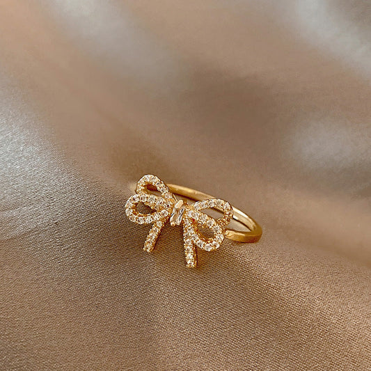 خاتم هنريتا بالشريط الذهبي